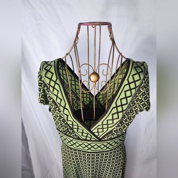 Vintage V~neckline Dress Easy To Pack In Your Suitcase! - Picture 3 of 4